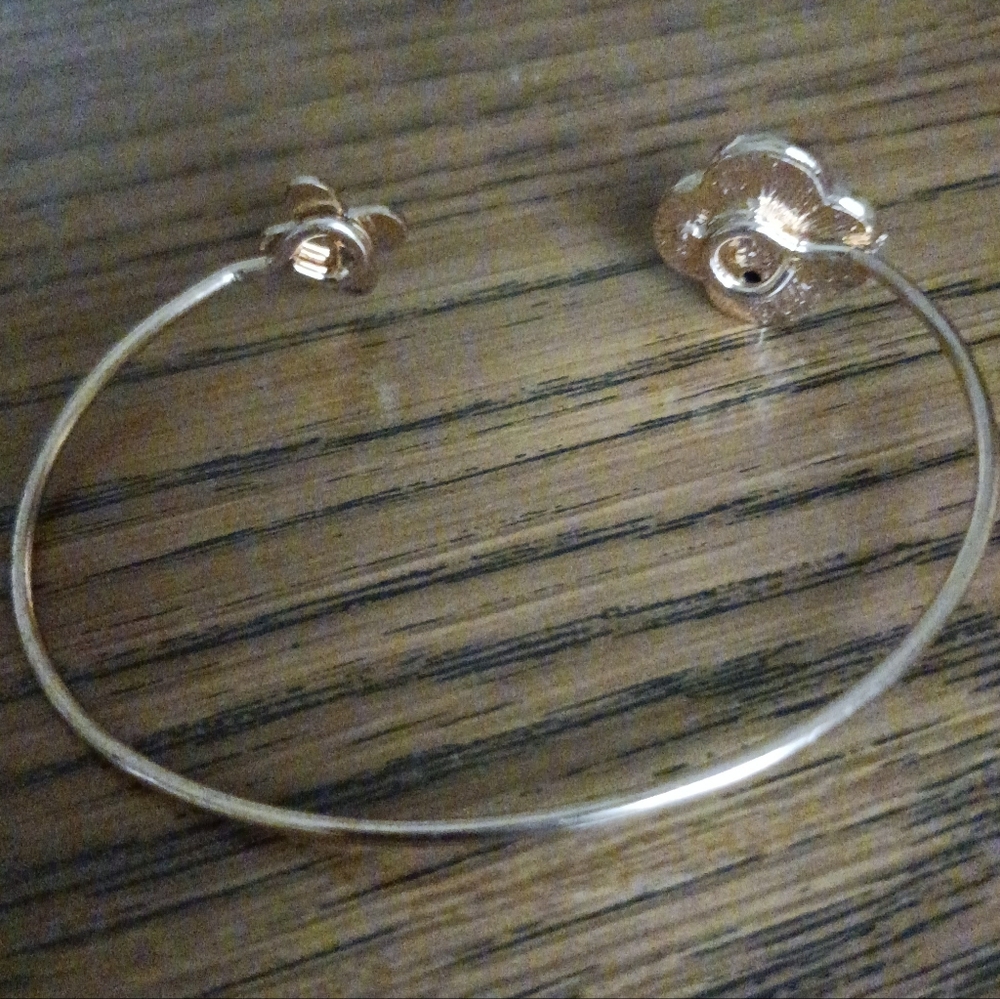Elegant Gold and Black Clover Bracelet EUC - Picture 2 of 5